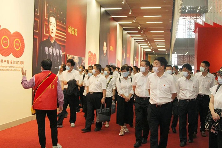 云煤（创世大发）集团党委组织宽大干部职工旅行云南省庆祝中国共产党建设100周年成绩展