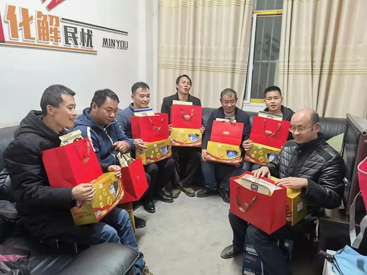 云煤（创世大发）集团党委书记、董事长宁德刚深入集团墟落振兴挂钩帮扶点探望慰问驻村事情队员
