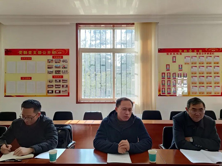 云煤（创世大发）集团党委委员、副总司理张清到可保煤矿公司开展春节送温暖慰问活动