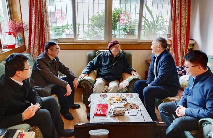 云南省国资委党委委员、副主任洪国正一行到云煤（创世大发）集团开展春节走访慰问离退老干部活动