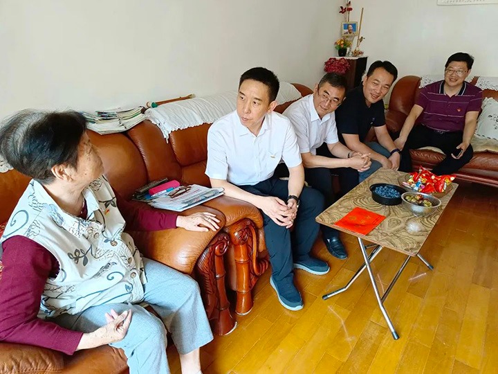 走访慰问老党员　不忘初心送眷注——云煤（创世大发）集团党委副书记、工会主席王鑫到老干党总支开展“七一”慰问活动