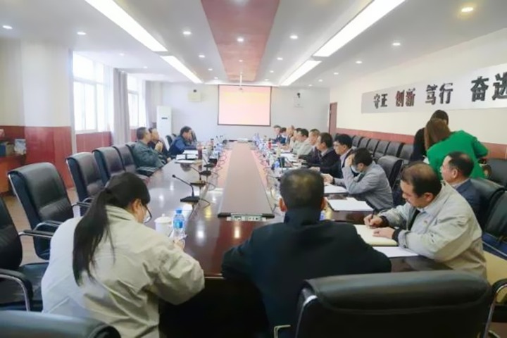 云煤（创世大发）集团党委书记、董事长宁德刚到镇雄煤业调研指导清静生产谋划事情