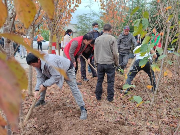 提升墟落人居情形 共绘墟落新画卷——集团驻村事情队与寿山村群众共建；；；；ù蟮