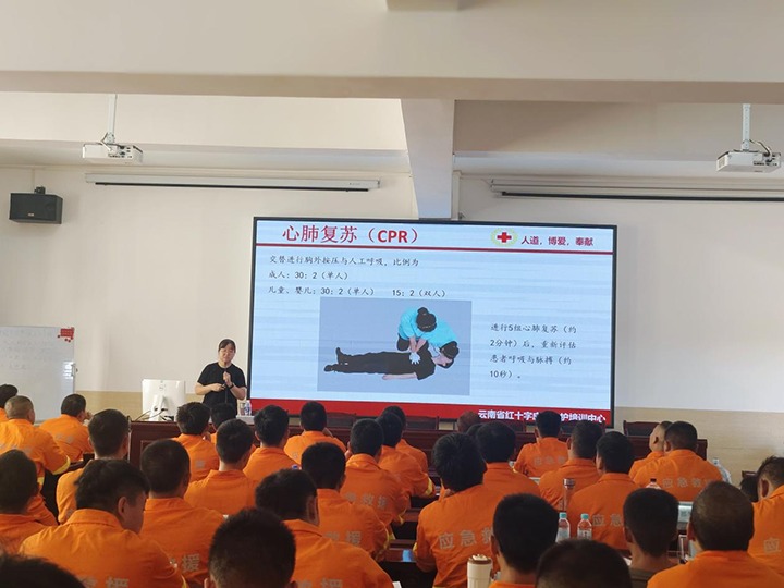 抢救培训“实时雨”，，，，，，，云南省红十字会泽润矿山救援新苗